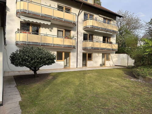 Gartenanteil und Terrasse - Charmante Gartenwohnung mit großer Terrasse und viel Platz