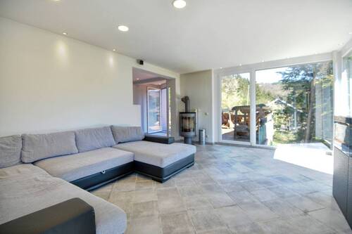 Wohnzimmer_Ansicht_mit_Ausblick - 7 Zimmer Mehrfamilienhaus, Wohnhaus zum Kaufen in Hirschhorn (Neckar)