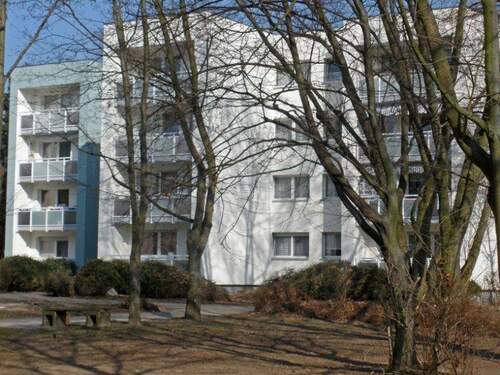 Rückansicht des Wohngebäudes mit Balkonen - Ihr neues Zuhause an der Bergstraße - 4-Zimmer-Wohnung in Bensheim-Auerbach