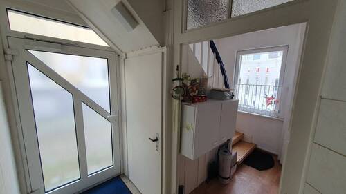 Treppenflur / Zugang Wohnungen - 6 Zimmer Mehrfamilienhaus, Wohnhaus zum Kaufen in Kandern