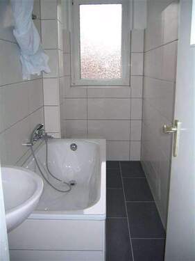 Bild 1 - - Nähe Hannemannstr. Erstbezug nach Sanierung -Neubauwohnung mit Wannenbad u.Balkon -