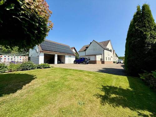 Ansicht Wohnhaus und Garagengebäude - 