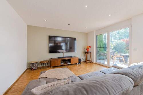 Wohnzimmer - 7 Zimmer Einfamilienhaus zum Kaufen in Singen / Hausen an der Aach