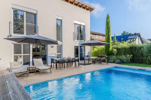 Pool mit Terrasse - 