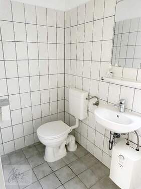 Toilette mit Waschbewcken und WC - 