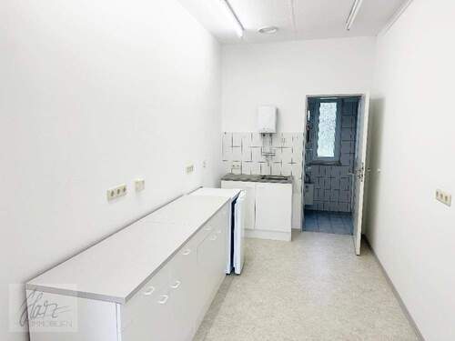 Küchenbereich mit Blick Richtung Toilette - 