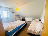 Zimmer 1 DG Wohnung - 