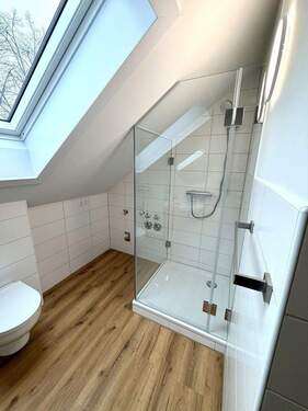 Bad - Sonnige 2-Zimmer-Dachgeschosswohnung - 93059 Regensburg - Innstraße