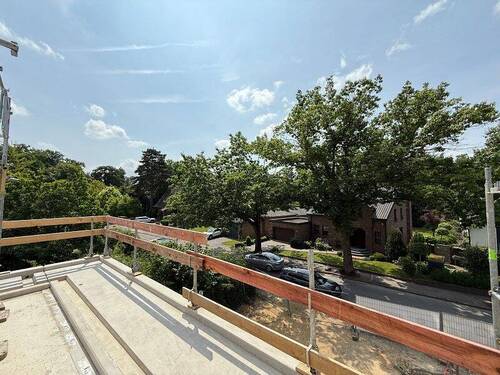 Ausschnitt Ausblick WE5 Strassenseite Balkon - 