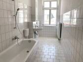 Bad mit Wanne und Fenster - 