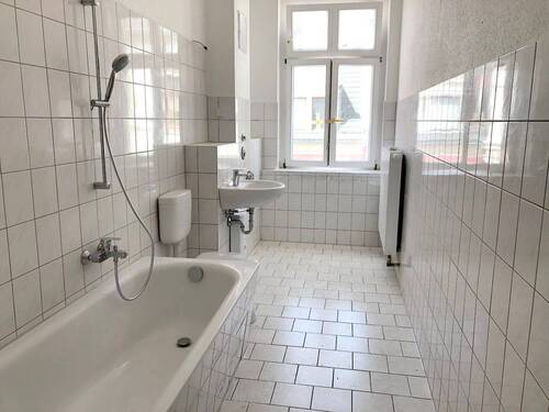 Bad mit Wanne und Fenster - 