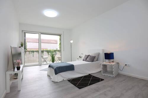 Schlafzimmer - Erstbezug nach Sanierung sehr helle 2- Zimmerwohnung mit 2 Balkonen
