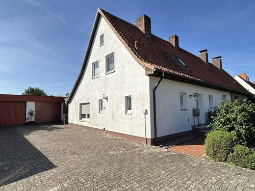 Hofansicht - Ansprechende Doppelhaushälfte auf großem Grundstück