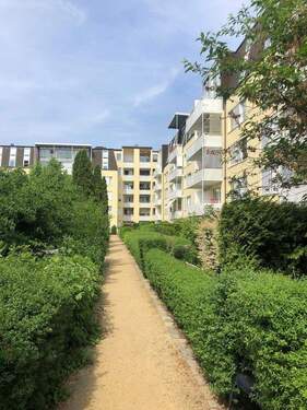Innenhof mit Gartenbereichen - Bezugsfreie ruhige 2-Zimmerwohnung mit eigenem Garten