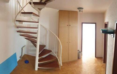 offene Wendeltreppe in der Diele - Etagenwohnung mit 90,00 m&sup2; in Eschborn zum Kaufen