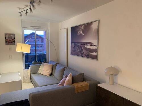 Wohnzimmer mit Balkon - 3 Zimmer Etagenwohnung in Fürth