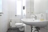 Bad mit Dusche und WC - 