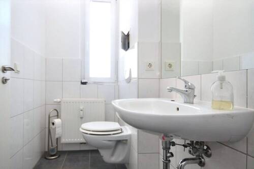 Bad mit Dusche und WC - 