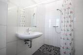 Bad mit Dusche und WC - 