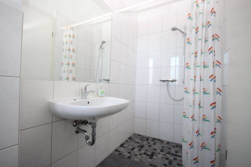 Bad mit Dusche und WC - 
