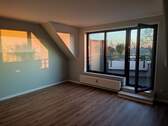 Wohnzimmer - 2-Zimmer-Wohnung mit Balkon, EBK und TG in Grimlinghausen - hochwertig und lichtdurchflutet!