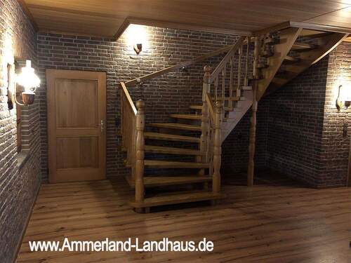 Flur EG Treppe ins OG - 