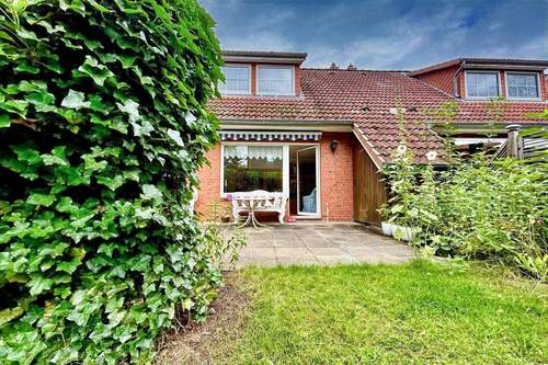 Sonnige Terrasse mit kleinem Garten - 