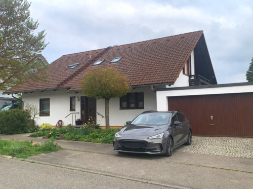 Hausansicht - Großzügige 3-Zimmer-Wohnung mit Garten in exponierter Lage mit Doppelgarage und Garten.