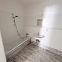 Helles Badezimmer mit Wanne - 