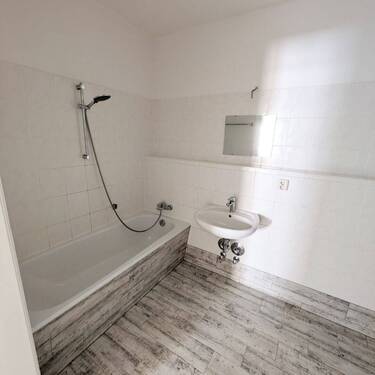 Helles Badezimmer mit Wanne - 