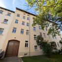 Mehrfamilienhaus Außenansicht - Sonnige 3-Raum-Eigentumswohnung in zentraler Lage