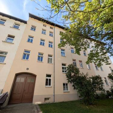 Mehrfamilienhaus Außenansicht - Sonnige 3-Raum-Eigentumswohnung in zentraler Lage