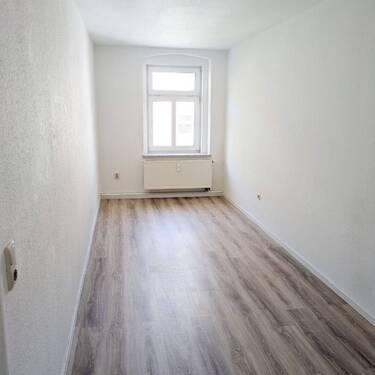 Helles Zimmer mit Laminat - 