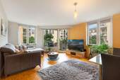 Wohnzimmer - Attraktive 3-Zimmer-Eigentumswohnung in begehrter Lage von Benrath