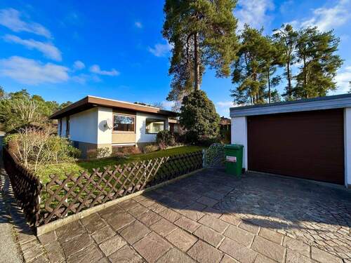 Hintere Seite mit Garage - 5 Zimmer Bungalow zum Kaufen in Uttenreuth