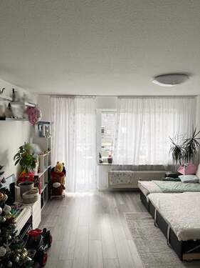 Wohnzimmer - Bezug 01.03.2026, 2 Zimmer, Balkon und grüner Innenhof