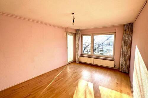 Schlafzimmer mit Balkonzugang 1.OG - 