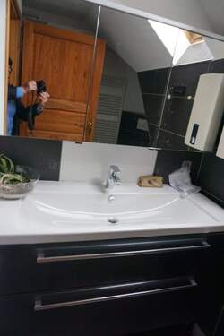 Badezimmer Dachgeschoss.JPG - 