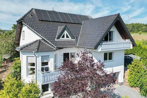 Drohenansicht - 7 Zimmer Einfamilienhaus zum Kaufen in Schlangenbad