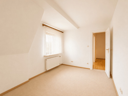 2 OG Schlafzimmer im 1. Obergeschoss mit angenehmer Raumgröße.png - 