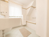 2 OG Tageslichtbad im Obergeschoss mit Badewanne.png - 
