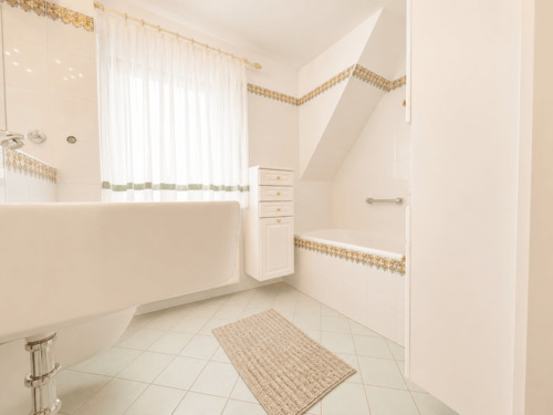 2 OG Tageslichtbad im Obergeschoss mit Badewanne.png - 