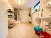 3 KG Waschraum mit Dusche, Pissoir und Waschbecken.png - 
