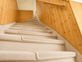 5 Holztreppe ins Obergeschoss mit klassischem Charakter.png - 
