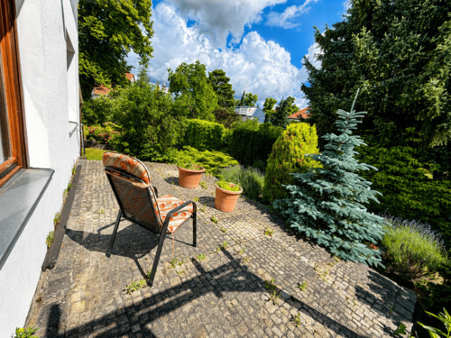 Terrassenbereich mit schönem Blick in den eingewachsenen Garten.png - 