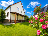 Gartenidylle mit prächtigen Rosen und geschütztem Sitzbereich.png - 