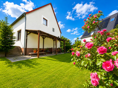 Gartenidylle mit prächtigen Rosen und geschütztem Sitzbereich.png - 
