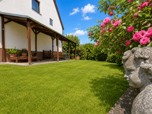 Gartenidylle mit Rosen, Gartenfigur und Zugang zum Kellergeschoss.png - EFH mit schönem Garten, Vollkeller, Dachboden und viel Potenzial in begehrter Lage
