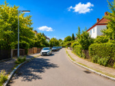 Blick entlang der ruhigen Wohnstraße mit gepflegter Nachbarschaftsbebauung.png - 