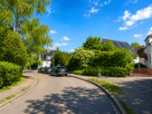 Ruhige Wohnstraße mit viel Grün und angenehmer Nachbarschaft.png - 